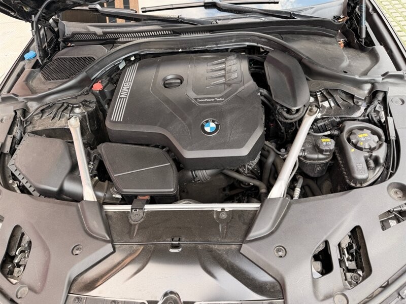 BMW 5 Series Vehicle Full-screen Gallery Image 27