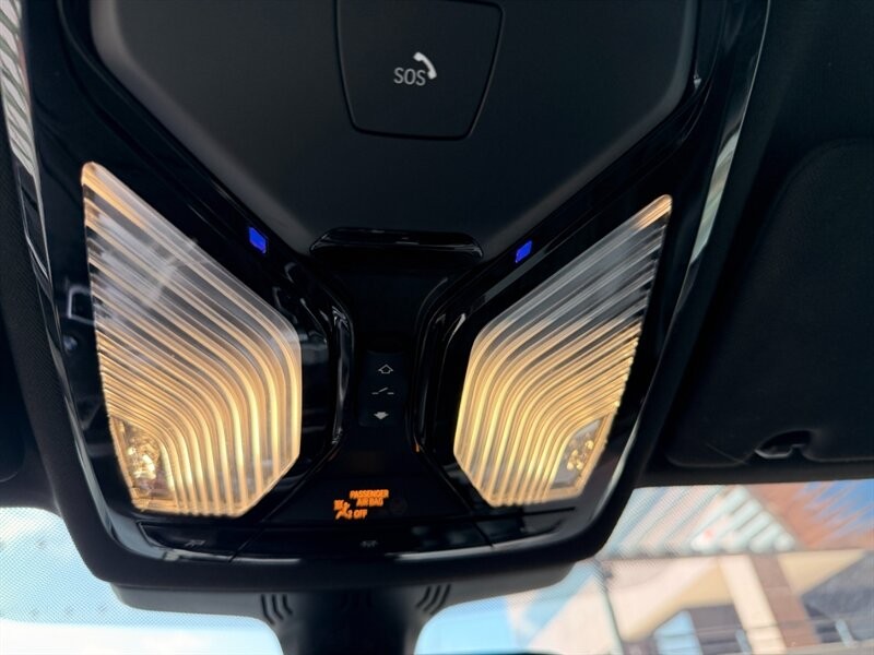 BMW 5 Series Vehicle Full-screen Gallery Image 28