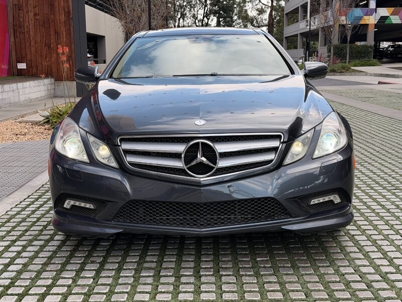 Mercedes-Benz E-Class Vehicle Full-screen Gallery Image 2