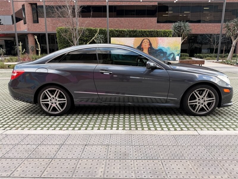 Mercedes-Benz E-Class Vehicle Full-screen Gallery Image 4