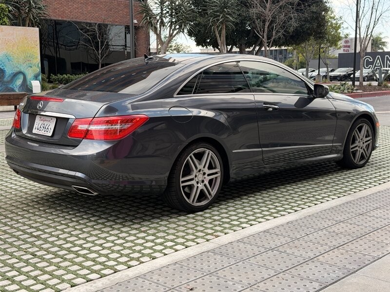 Mercedes-Benz E-Class Vehicle Full-screen Gallery Image 5