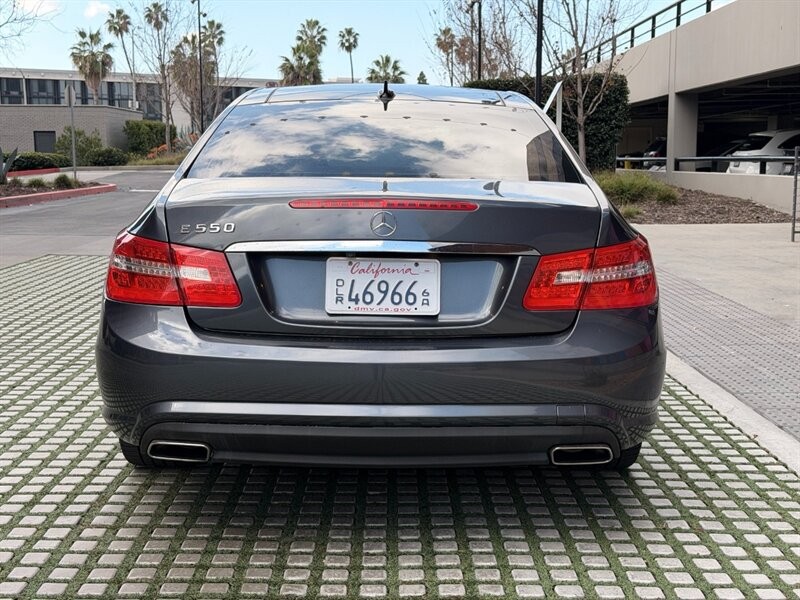 Mercedes-Benz E-Class Vehicle Full-screen Gallery Image 6