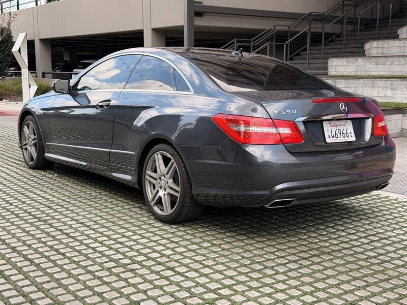 Mercedes-Benz E-Class Vehicle Full-screen Gallery Image 7