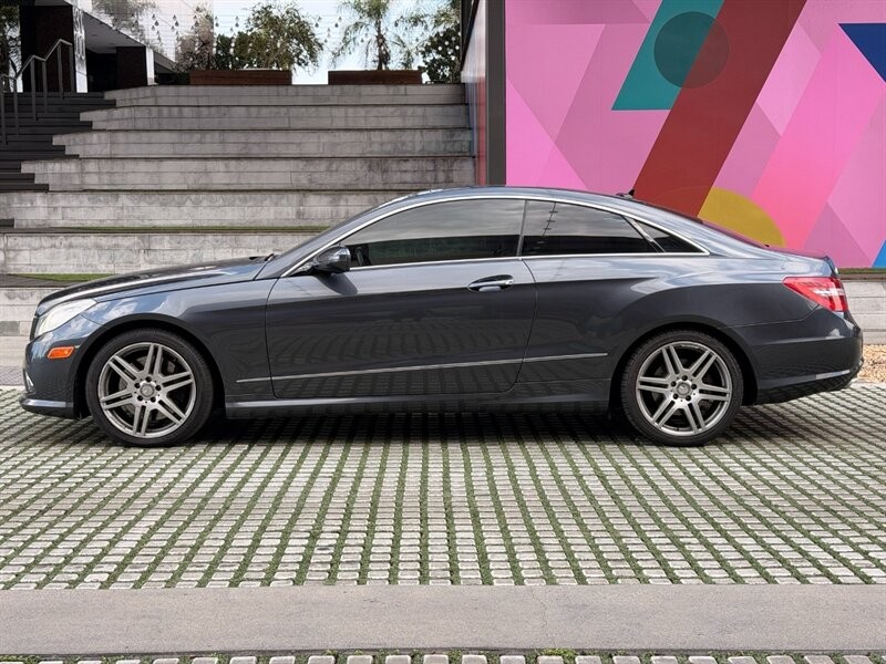 Mercedes-Benz E-Class Vehicle Full-screen Gallery Image 8