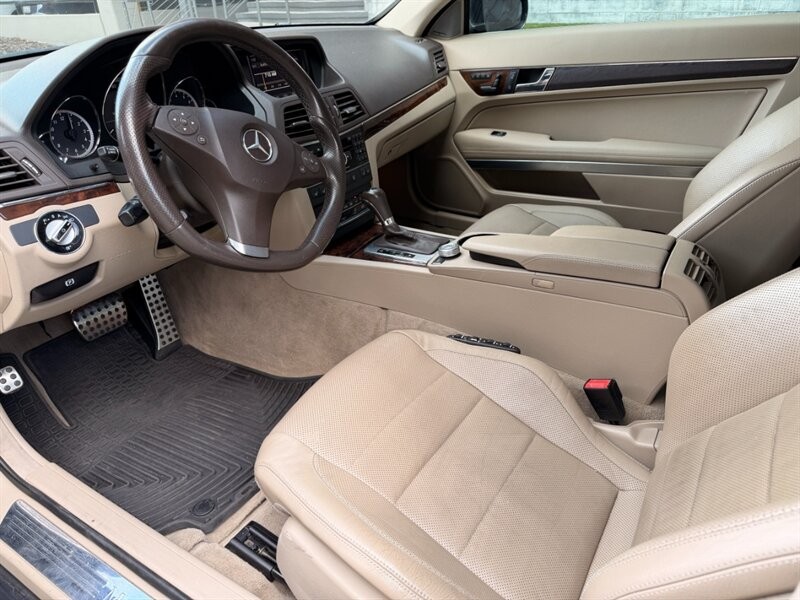 Mercedes-Benz E-Class Vehicle Full-screen Gallery Image 9