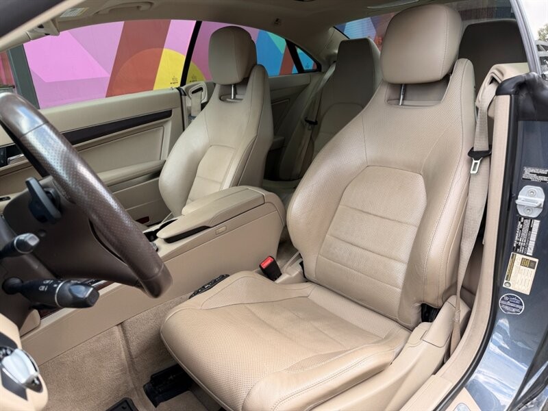 Mercedes-Benz E-Class Vehicle Full-screen Gallery Image 10