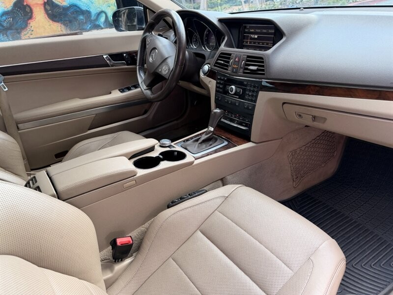 Mercedes-Benz E-Class Vehicle Full-screen Gallery Image 13