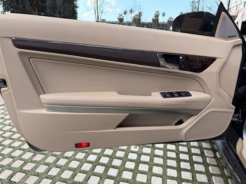 Mercedes-Benz E-Class Vehicle Full-screen Gallery Image 15