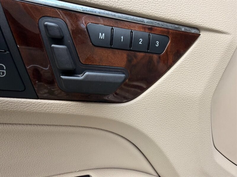 Mercedes-Benz E-Class Vehicle Full-screen Gallery Image 16