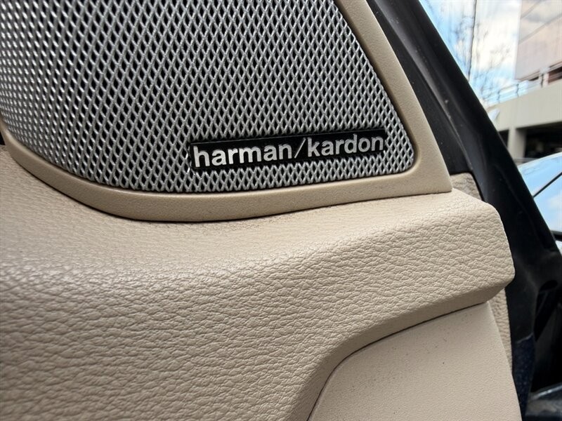 Mercedes-Benz E-Class Vehicle Full-screen Gallery Image 17