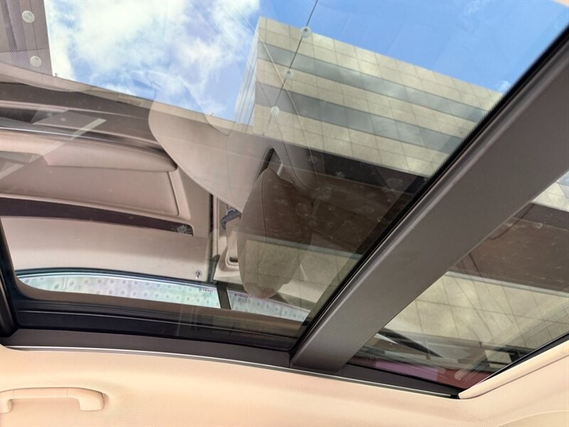 Mercedes-Benz E-Class Vehicle Full-screen Gallery Image 18