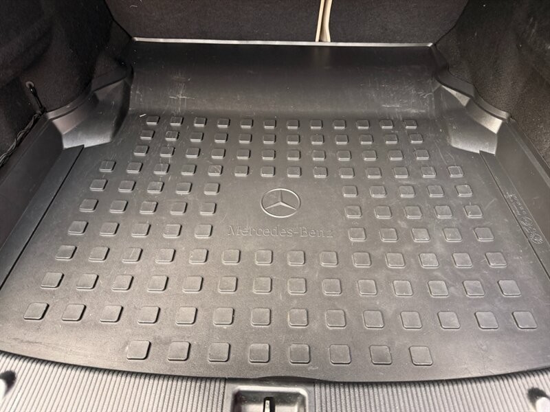 Mercedes-Benz E-Class Vehicle Full-screen Gallery Image 19