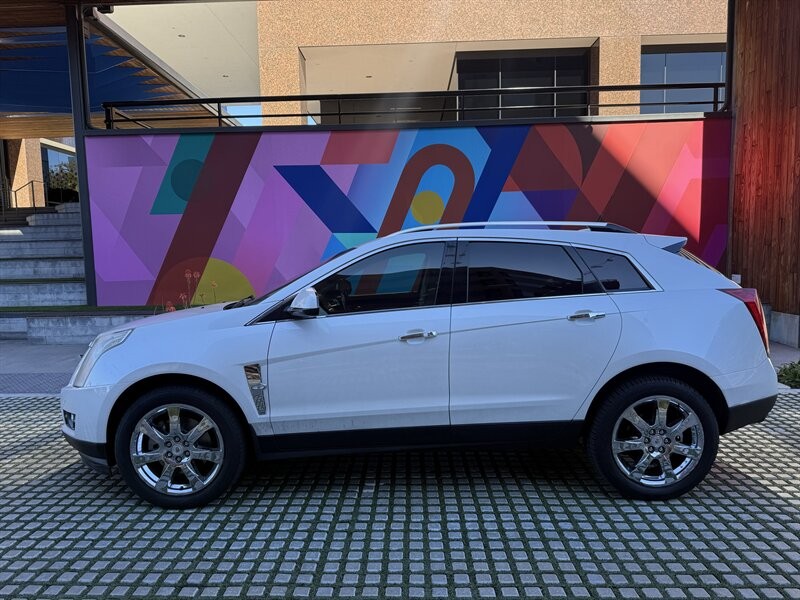 Cadillac SRX Vehicle Full-screen Gallery Image 02