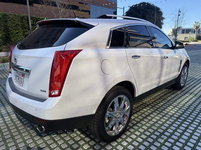 Cadillac SRX Vehicle Full-screen Gallery Image 05