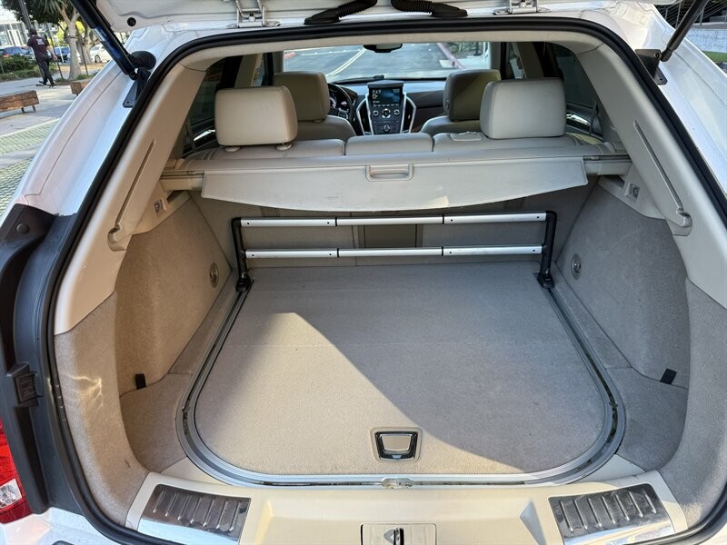 Cadillac SRX Vehicle Full-screen Gallery Image 11