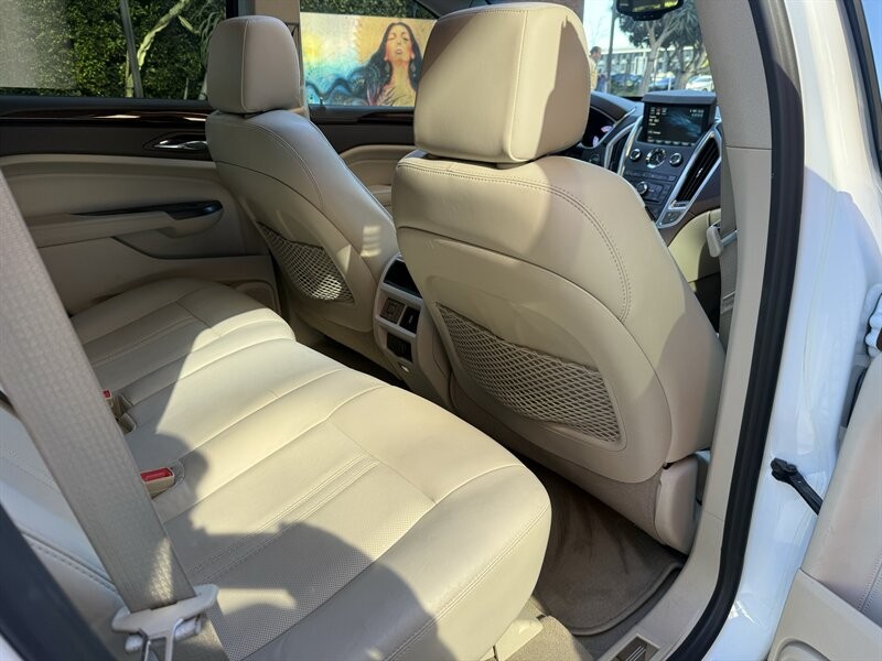 Cadillac SRX Vehicle Full-screen Gallery Image 12