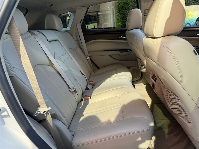 Cadillac SRX Vehicle Full-screen Gallery Image 13