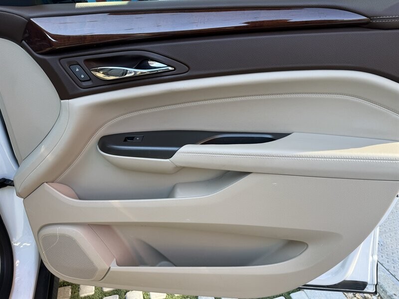 Cadillac SRX Vehicle Full-screen Gallery Image 14