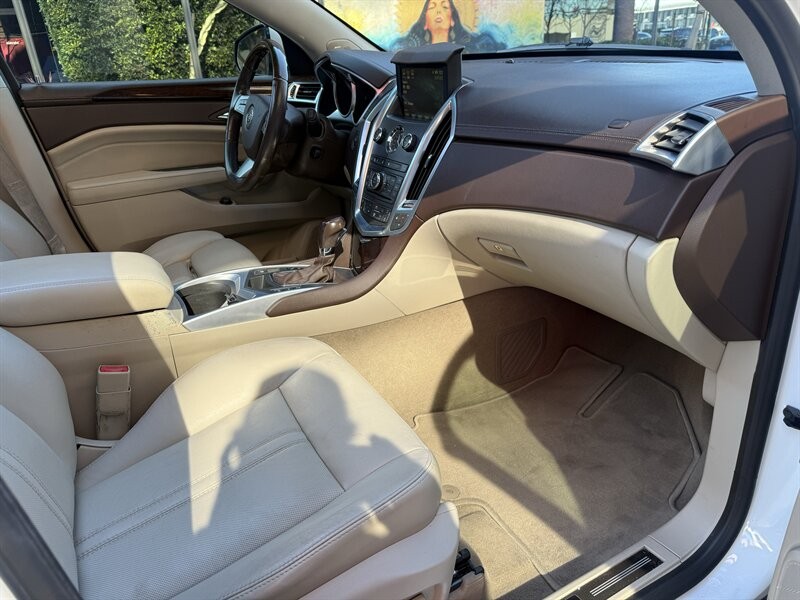 Cadillac SRX Vehicle Full-screen Gallery Image 15