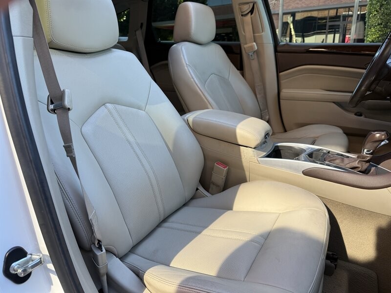 Cadillac SRX Vehicle Full-screen Gallery Image 16