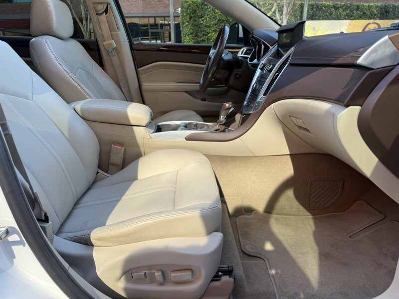 Cadillac SRX Vehicle Full-screen Gallery Image 17