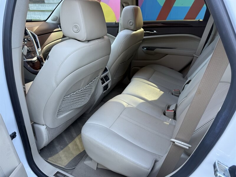 Cadillac SRX Vehicle Full-screen Gallery Image 18