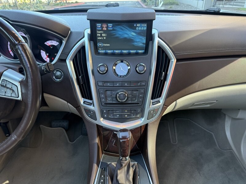 Cadillac SRX Vehicle Full-screen Gallery Image 21
