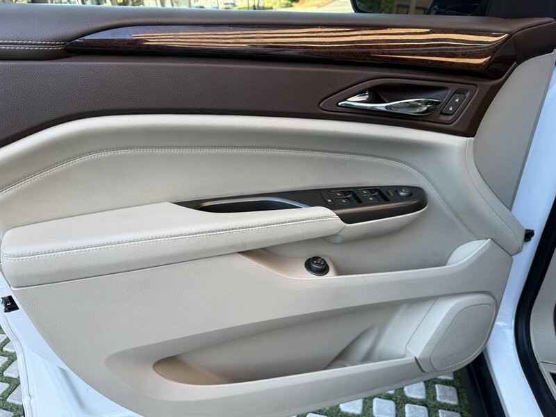 Cadillac SRX Vehicle Full-screen Gallery Image 22