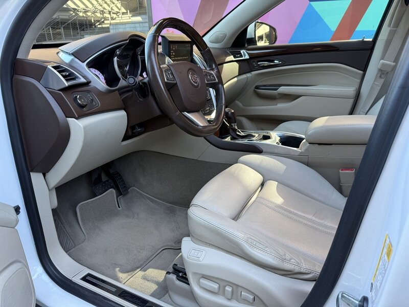 Cadillac SRX Vehicle Full-screen Gallery Image 23