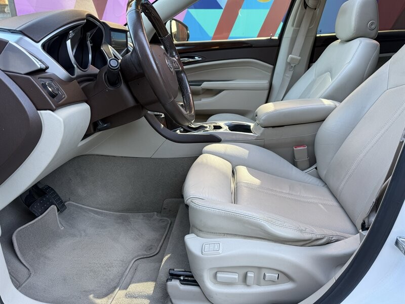 Cadillac SRX Vehicle Full-screen Gallery Image 24