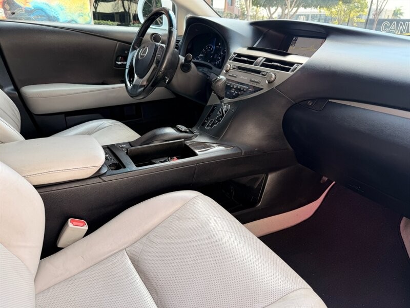 Lexus RX 350 Vehicle Full-screen Gallery Image 11