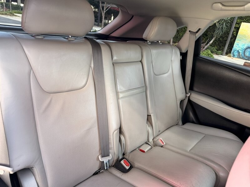 Lexus RX 350 Vehicle Full-screen Gallery Image 14