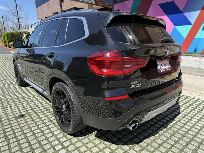 BMW X3 Vehicle Full-screen Gallery Image 03