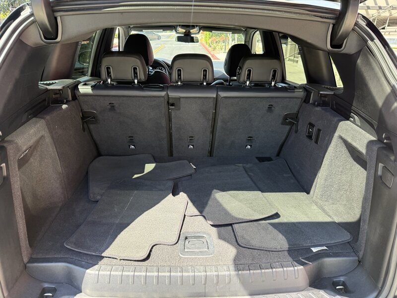 BMW X3 Vehicle Full-screen Gallery Image 09