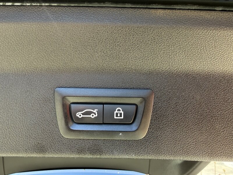 BMW X3 Vehicle Full-screen Gallery Image 10