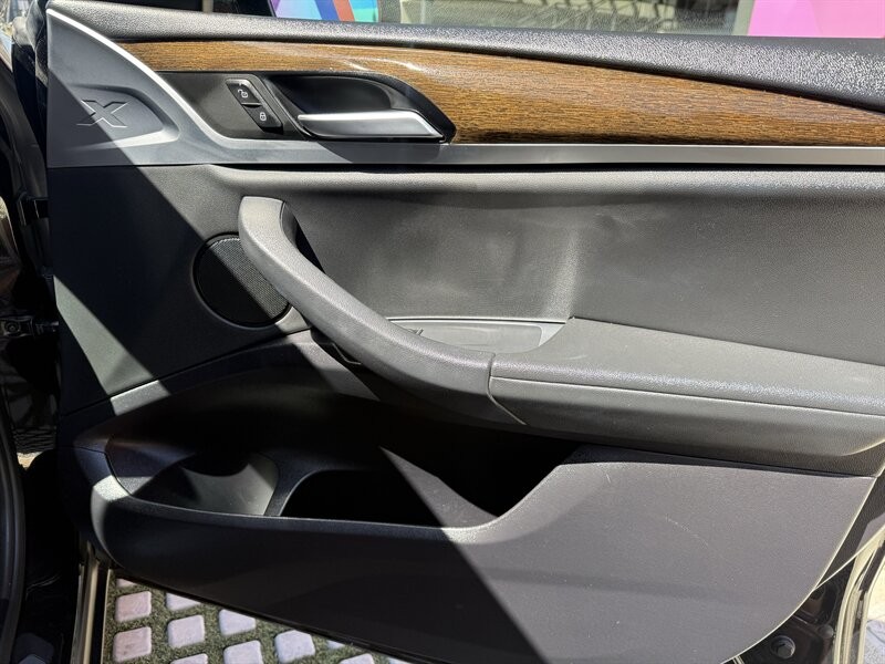 BMW X3 Vehicle Full-screen Gallery Image 11