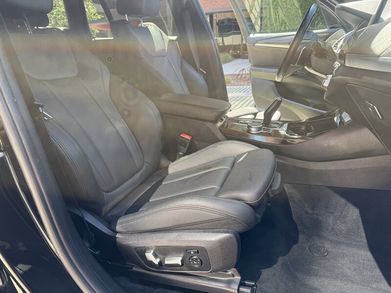 BMW X3 Vehicle Full-screen Gallery Image 13