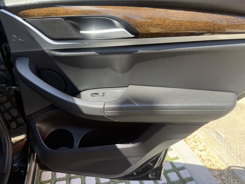 BMW X3 Vehicle Full-screen Gallery Image 14