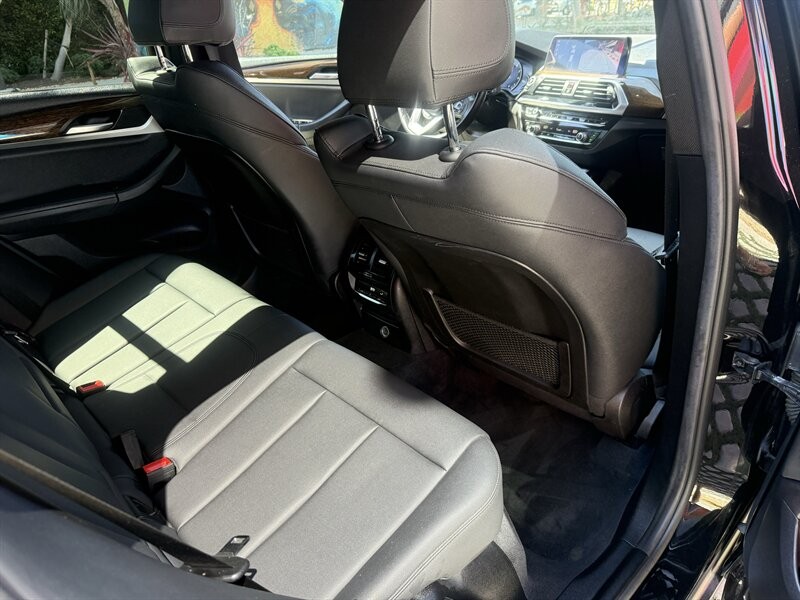 BMW X3 Vehicle Full-screen Gallery Image 15