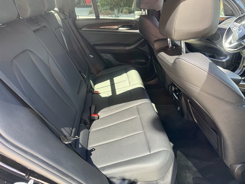 BMW X3 Vehicle Full-screen Gallery Image 16