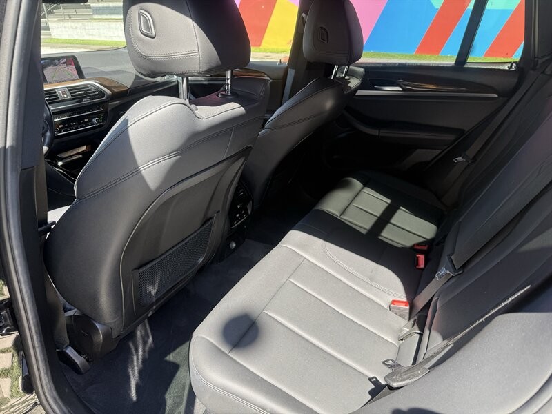 BMW X3 Vehicle Full-screen Gallery Image 17