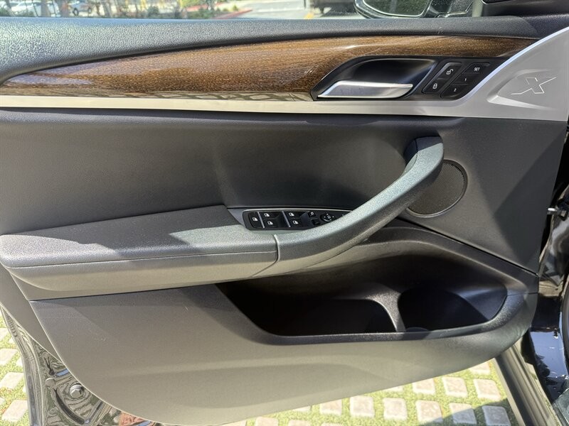 BMW X3 Vehicle Full-screen Gallery Image 19