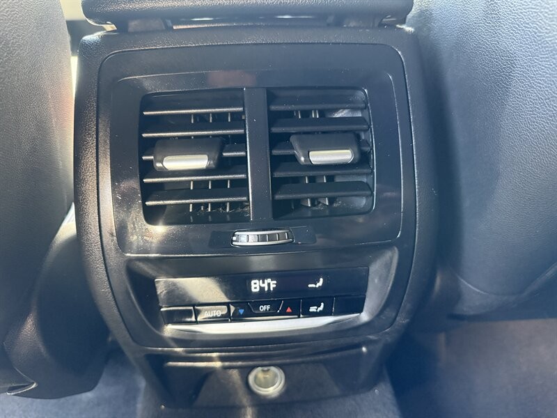 BMW X3 Vehicle Full-screen Gallery Image 22