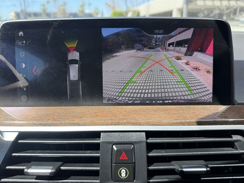 BMW X3 Vehicle Full-screen Gallery Image 23