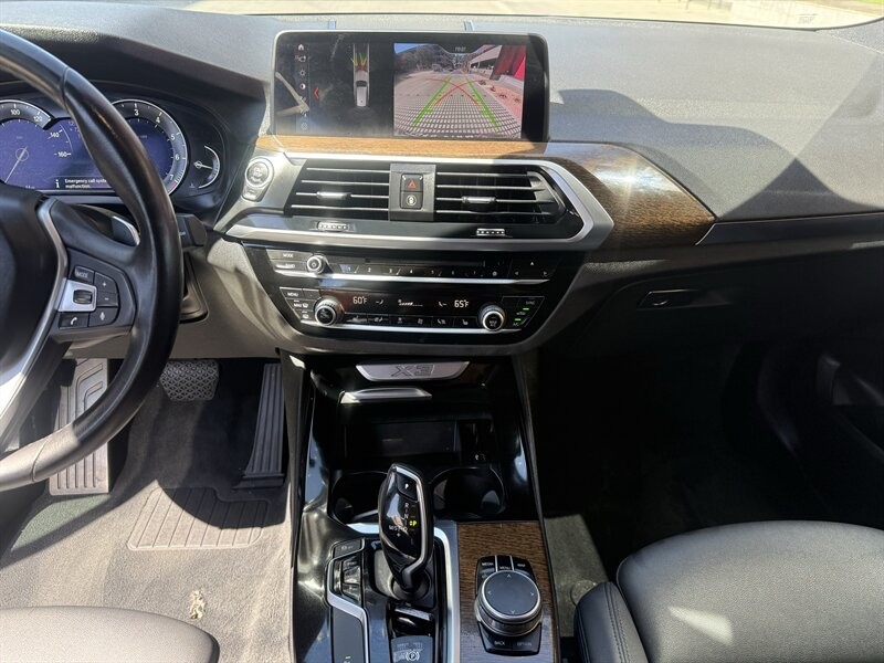BMW X3 Vehicle Full-screen Gallery Image 25