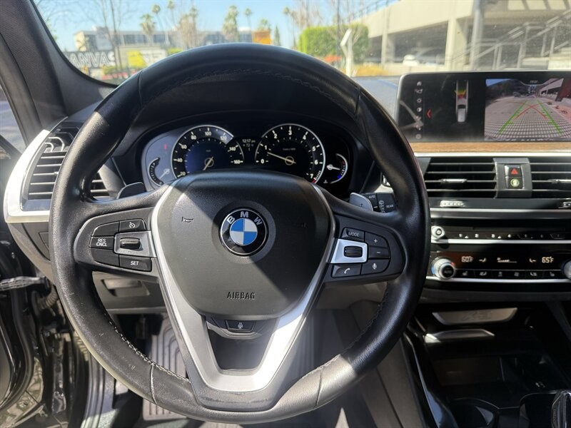 BMW X3 Vehicle Full-screen Gallery Image 26