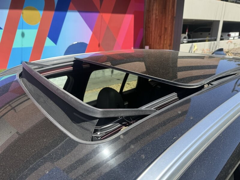 BMW X3 Vehicle Full-screen Gallery Image 28