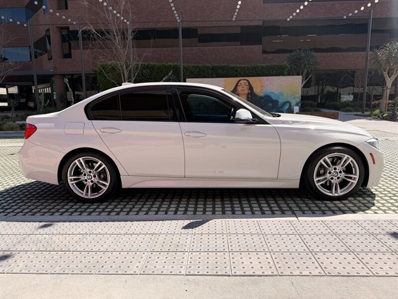 BMW 3 Series Vehicle Full-screen Gallery Image 04