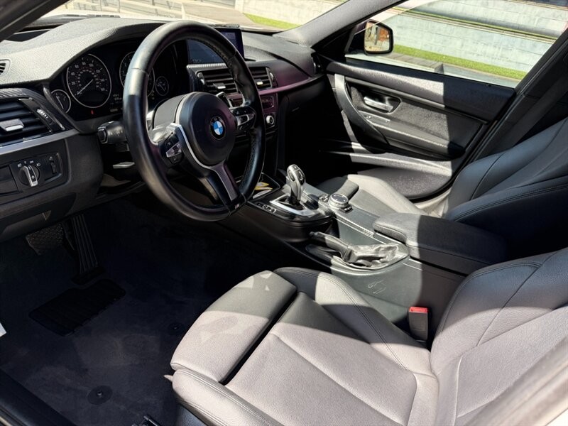 BMW 3 Series Vehicle Full-screen Gallery Image 09