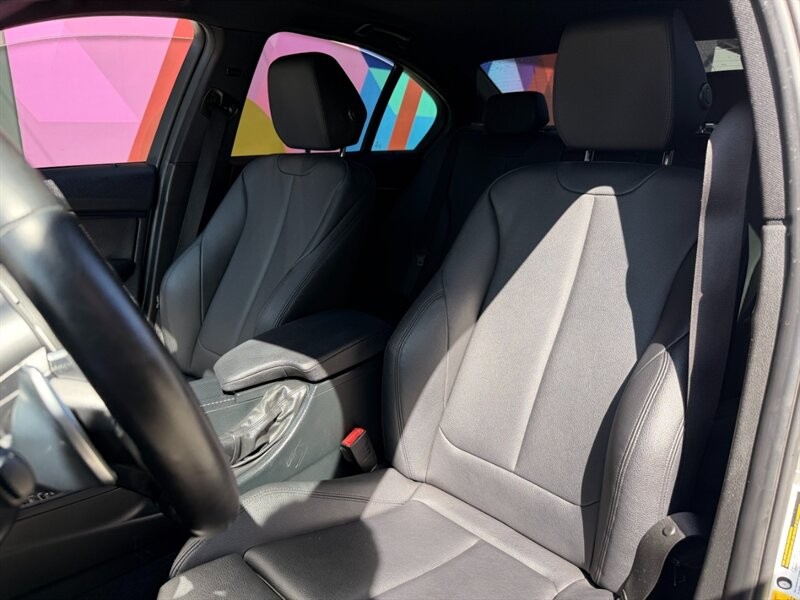 BMW 3 Series Vehicle Full-screen Gallery Image 10